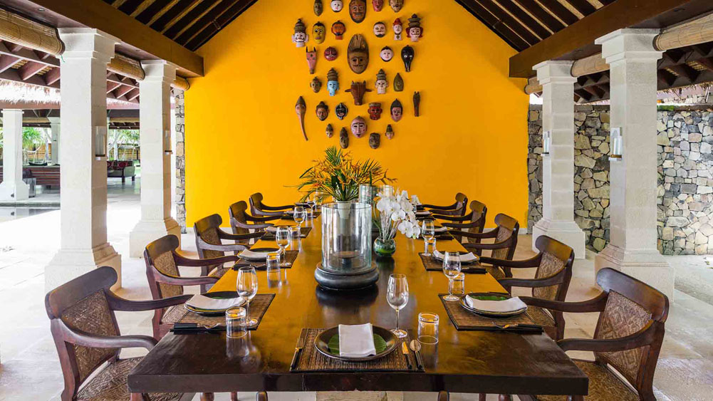 Sira Beach House - Dining area setting